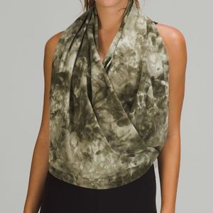 Nwt Lululemon custonlmizable snap scarf, olive, tie dye